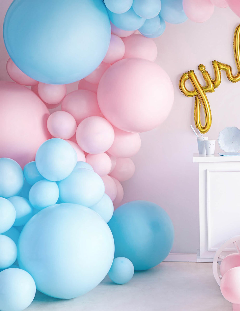 Mise en situação numa arco de balões do balão em latex gigante para festa azul
