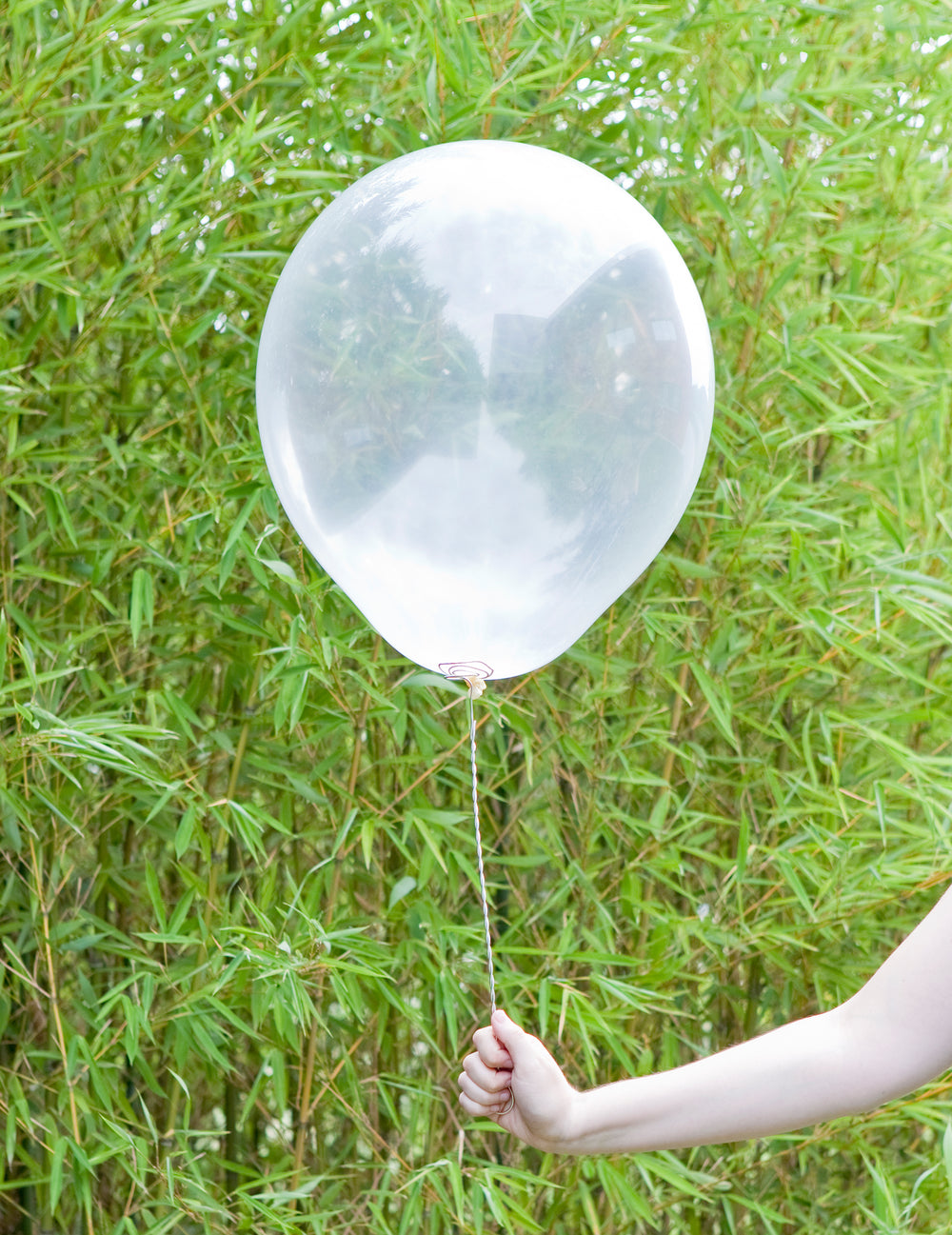 Vue de la transparence du ballon en latex transparent géant pour fête à garnir