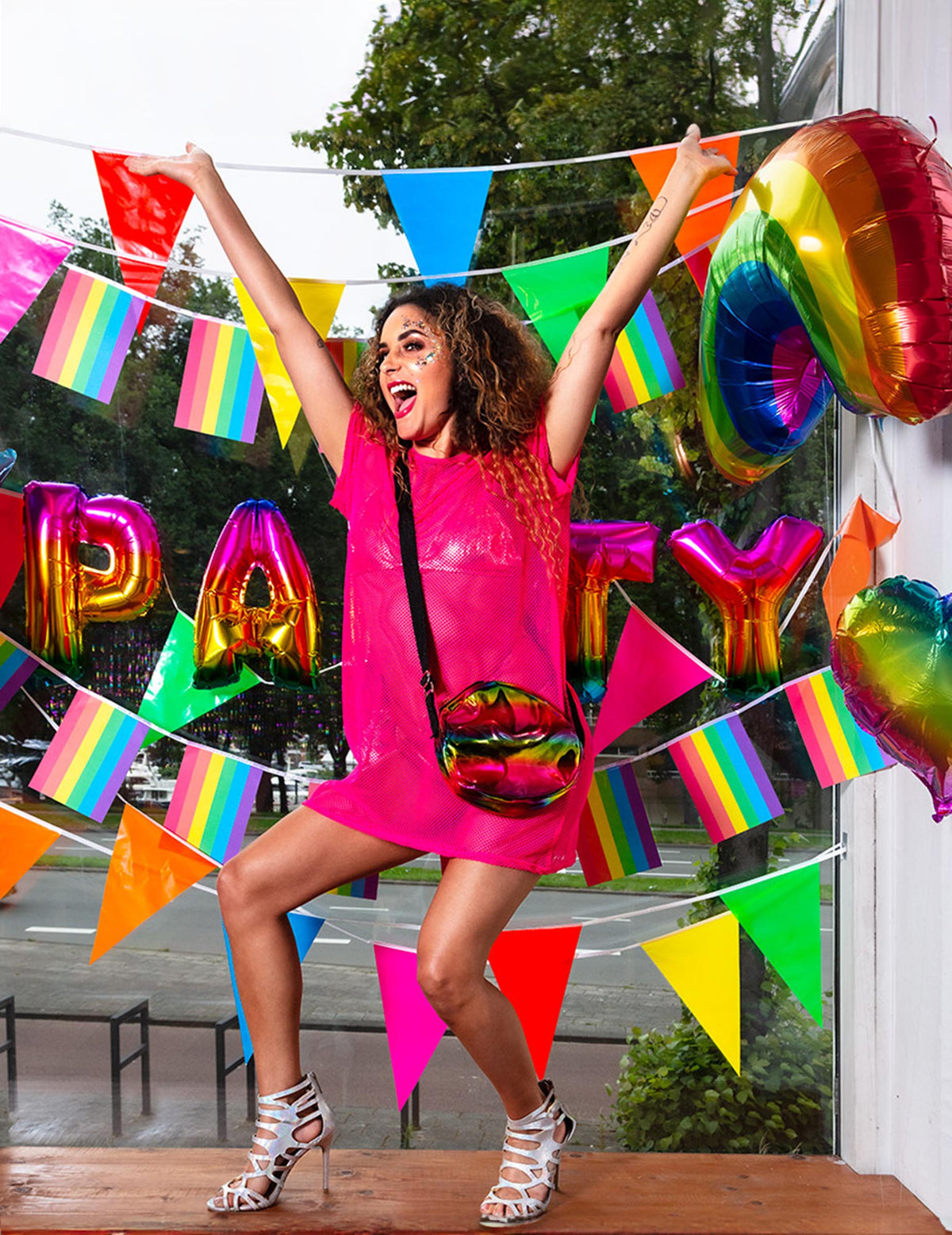 Mise en situation dans un décor de fête du ballon géant en aluminium arc-en-ciel
