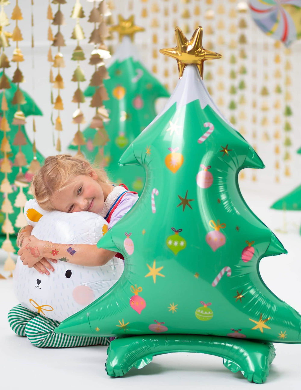 Mise em situação com uma criança do balão gigante em alumínio árvore de natal