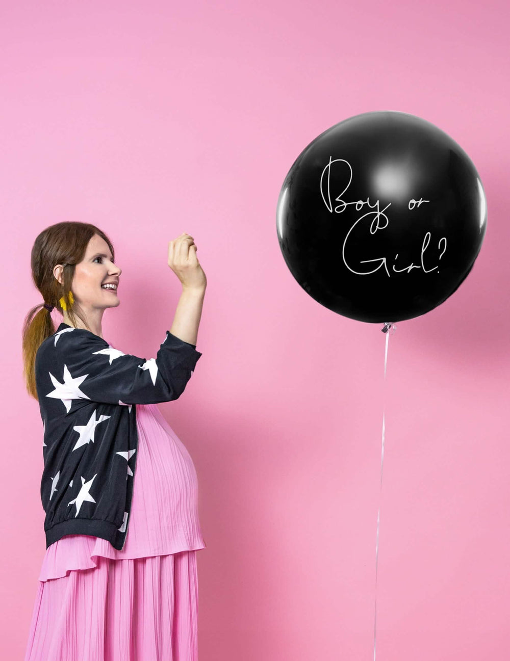 Ensaio com uma mulher grávida do balão gigante em látex boy or girl para baby shower