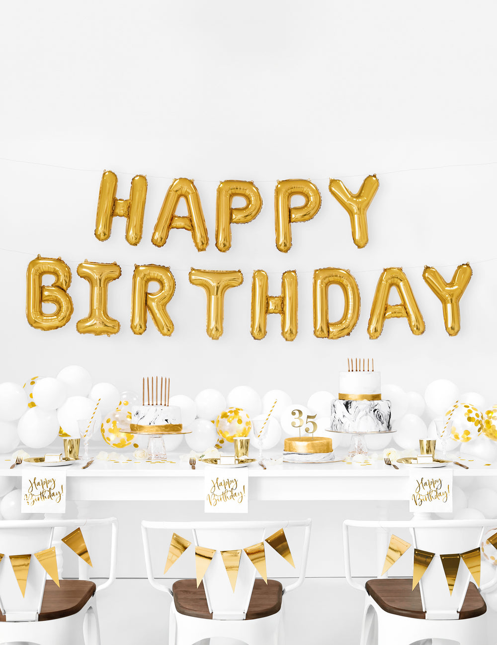 Mise en scène décorative des ballons aluminium lettres Happy Birthday pour anniversaire doré en guirlande