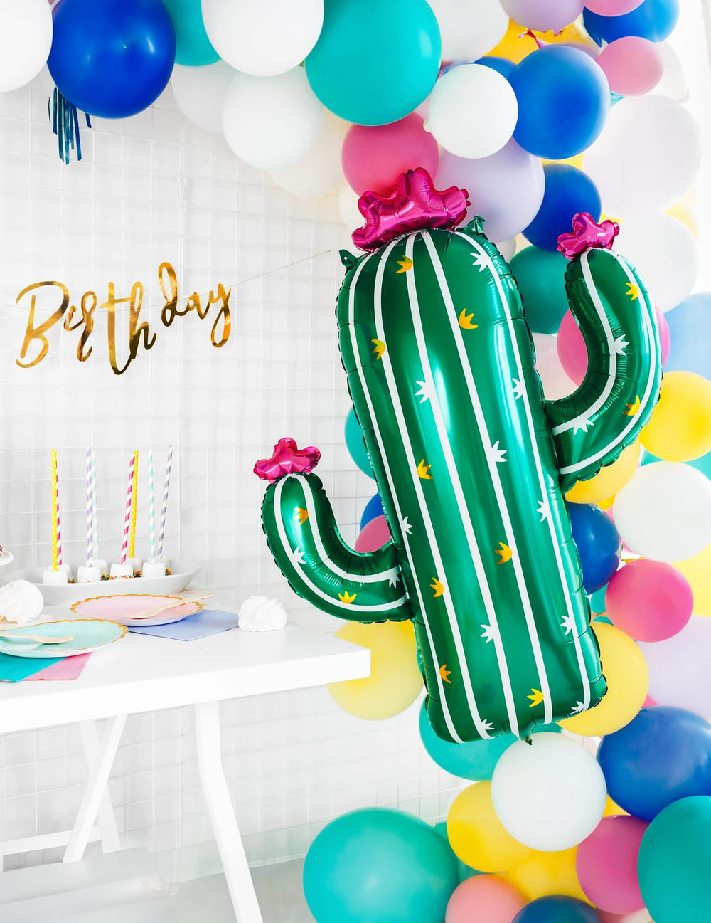 Encenação de aniversário do balão de cacto em flor