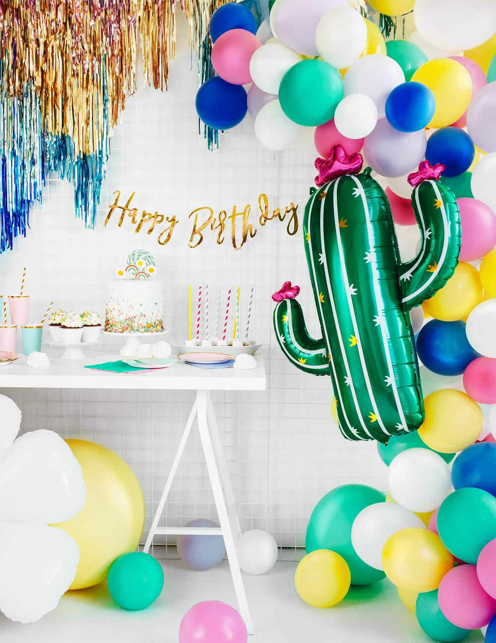 Decoração de festa de aniversário com buffet e arco de balões do balão cacto em flor