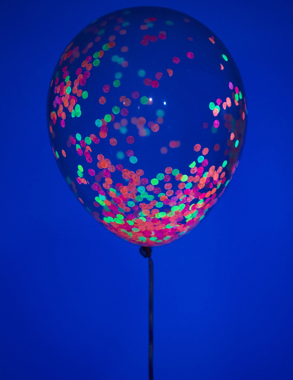 Gros plan sur les confettis du ballon en latex confettis fluo pour fête