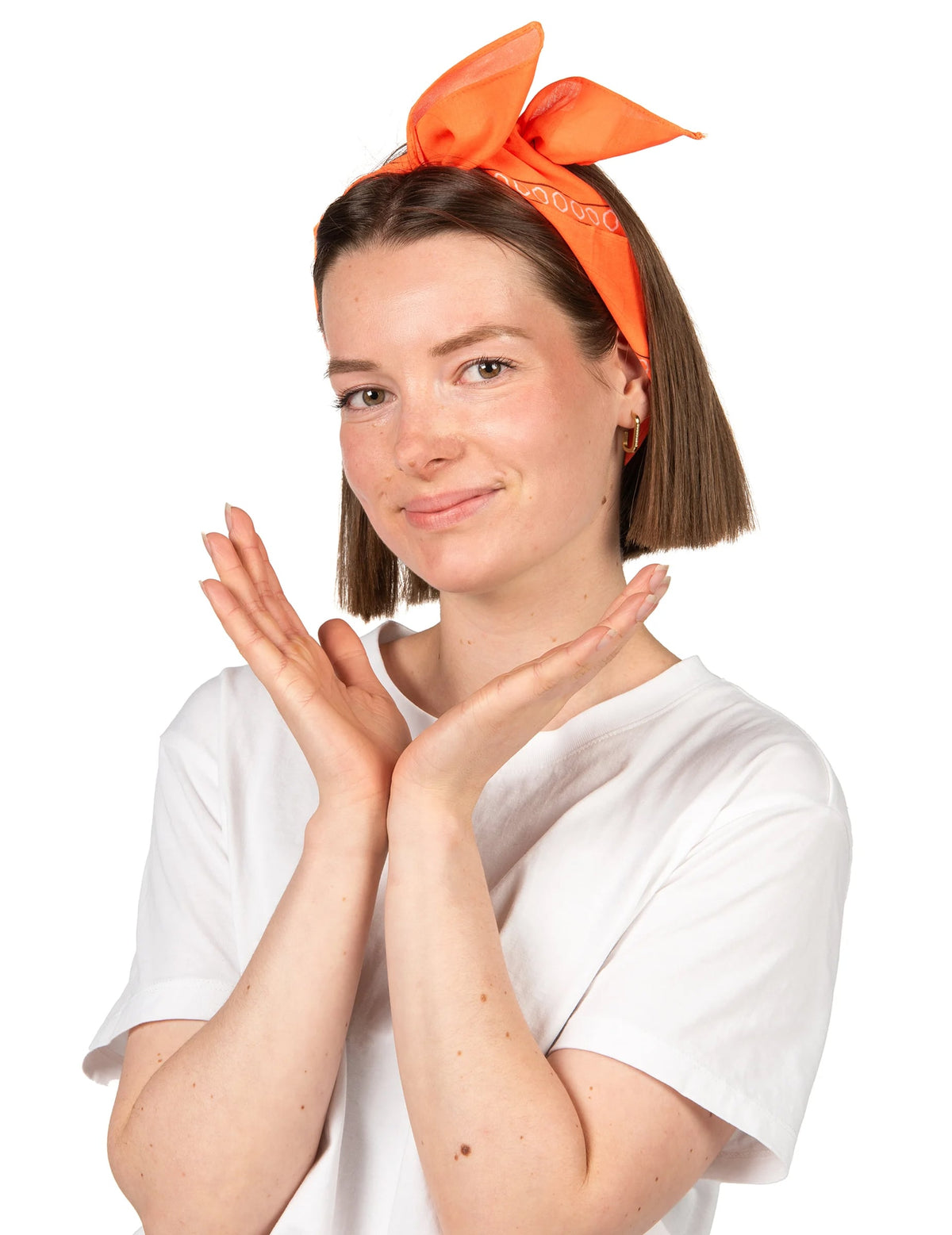 Porté en serre-tête avec un nœud du bandana pour adulte orange fluo