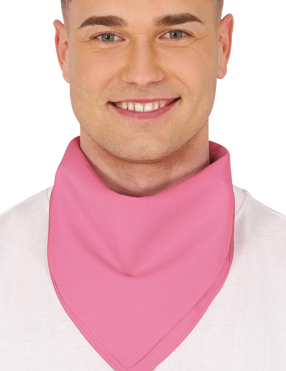 Gros plan sur le port au cou du bandana uni rose