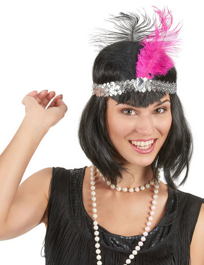 Vue de face aux sequins argentés et plumes noire et rose du bandeau charleston à plumes adulte
