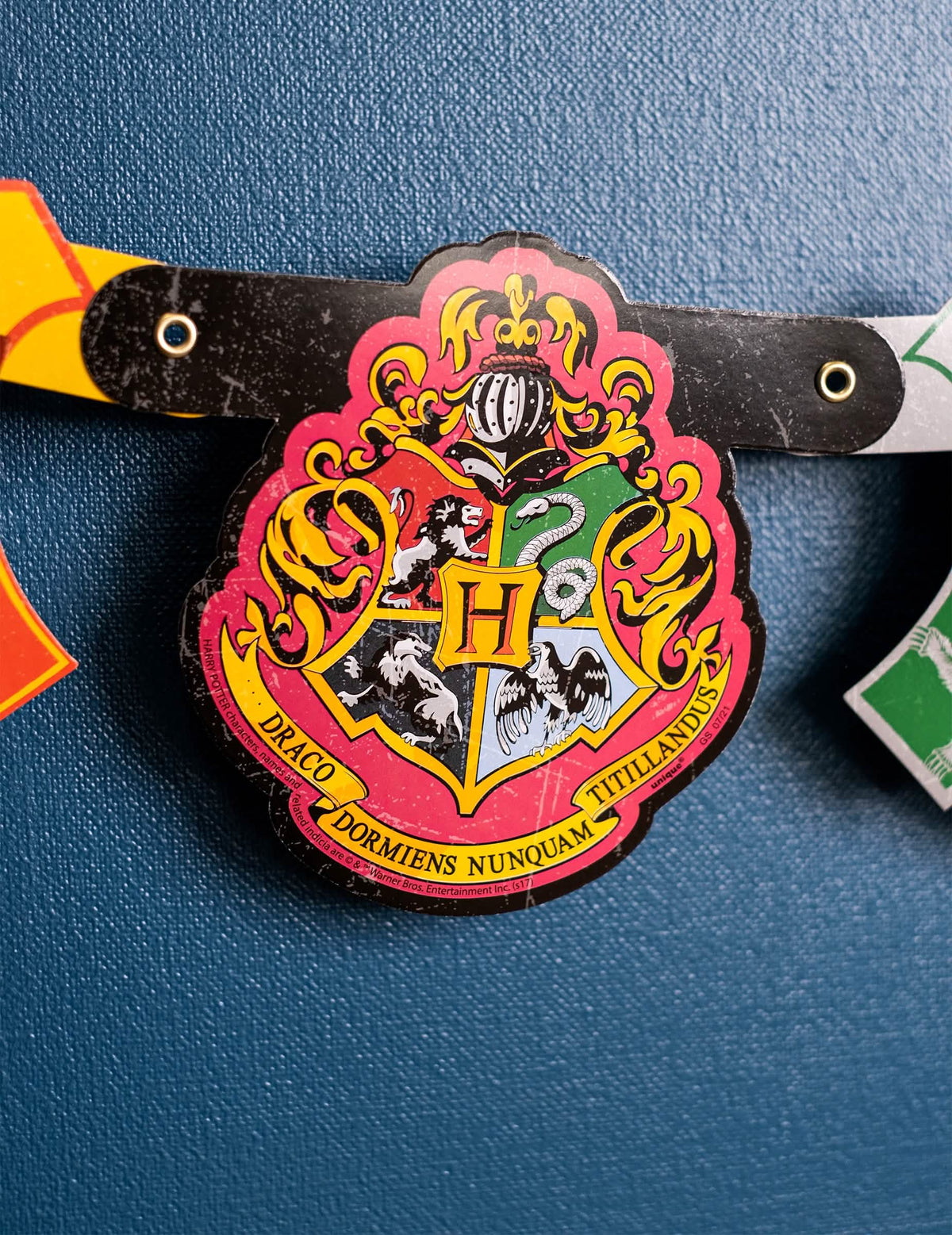 Gros plan sur le blason de Poudlard de la bannière happy birthday Harry Potter