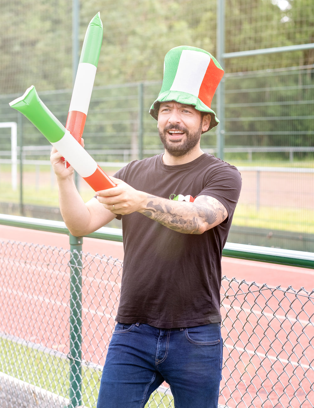 Supporter avec chapeau frappant les bâtons gonflables tap-tap Italie