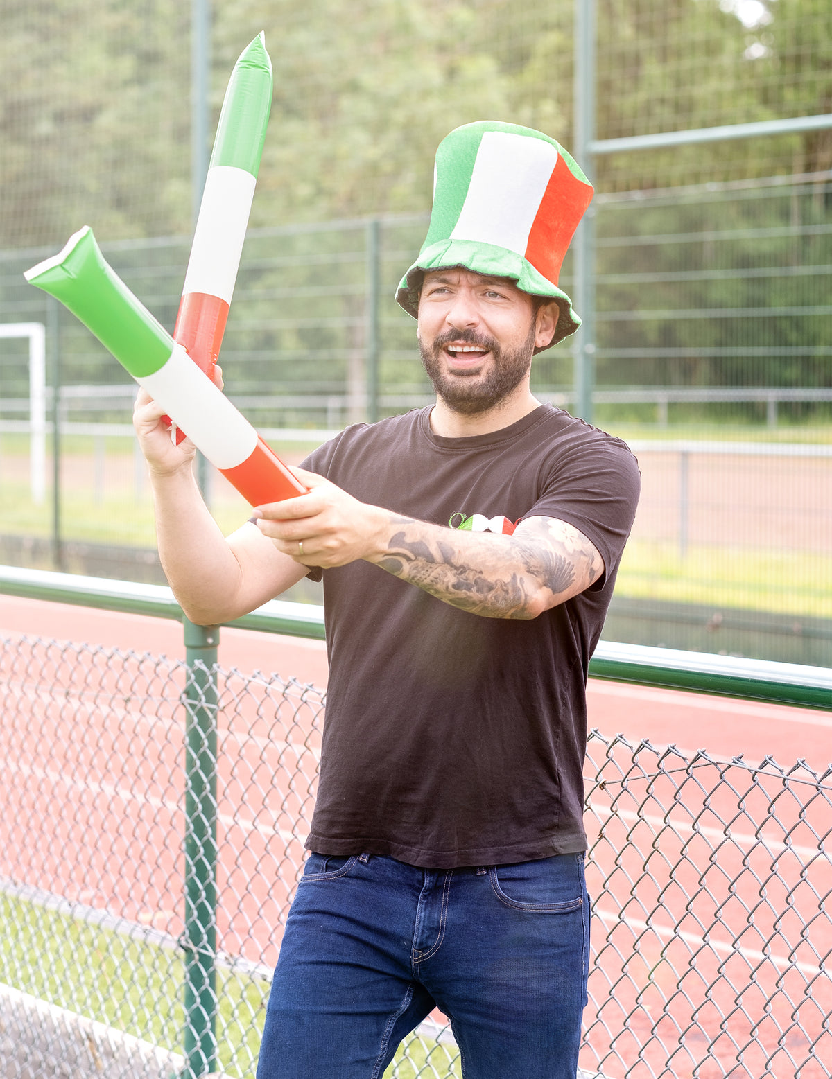 Supporter avec chapeau frappant les bâtons gonflables tap-tap Italie