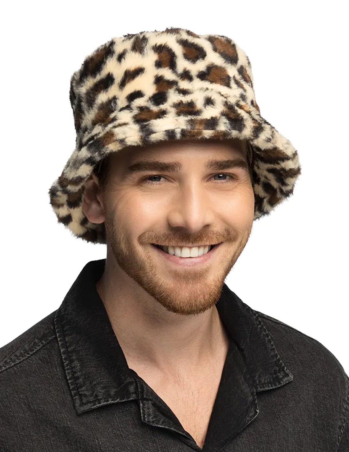 Vue de face du bob en peluche léopard pour adulte