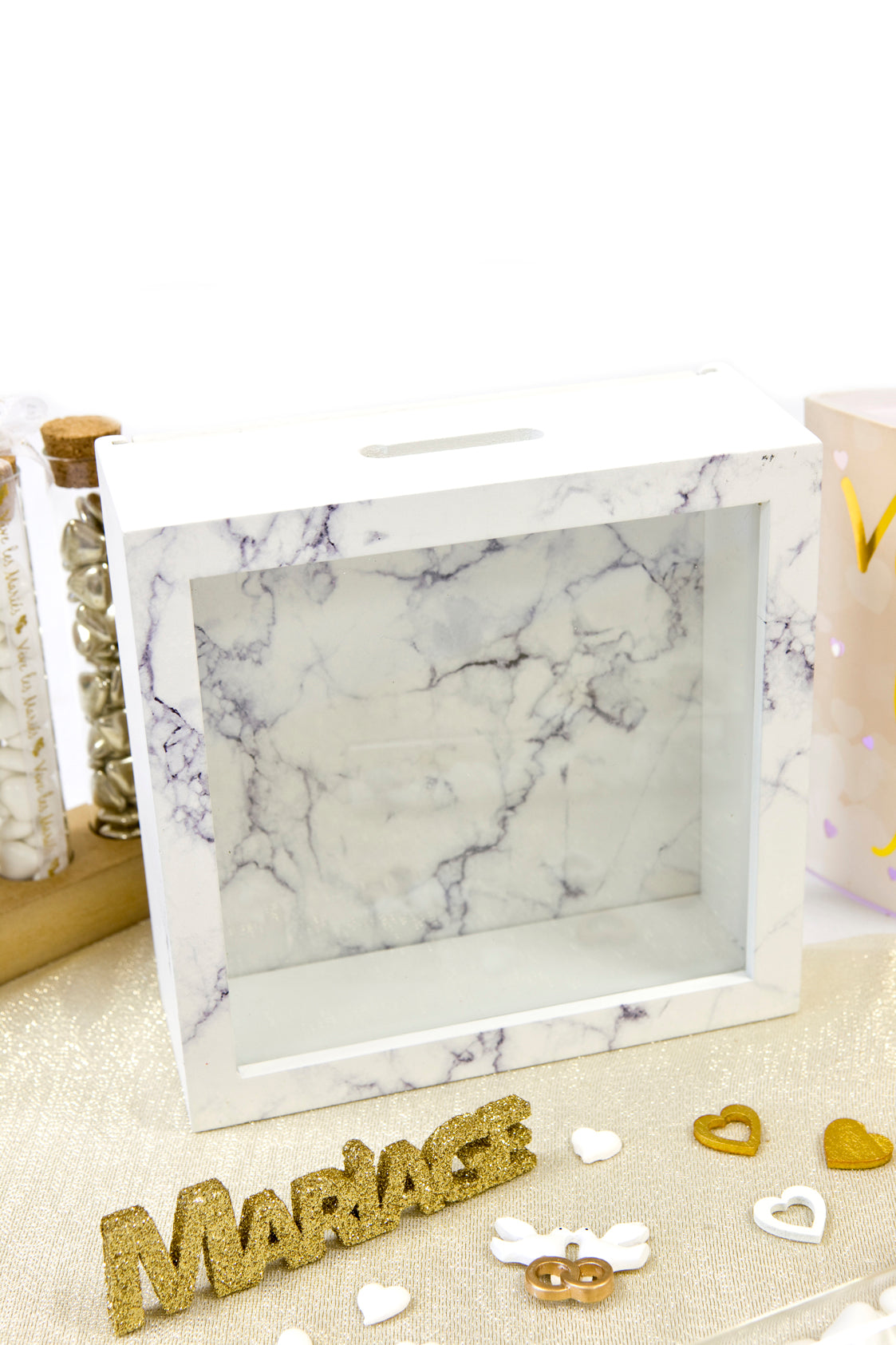 Vue de trois-quarts de la boîte à messages en bois effet marbre pour mariage blanc