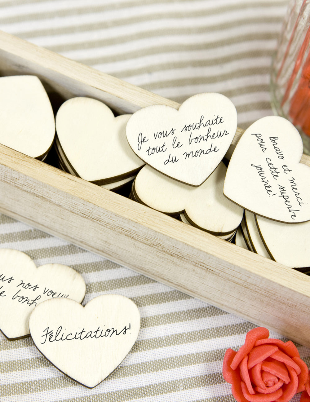 Gros plan sur les messages écrits sur les cœurs de la boîte de cœurs en bois pour mariage