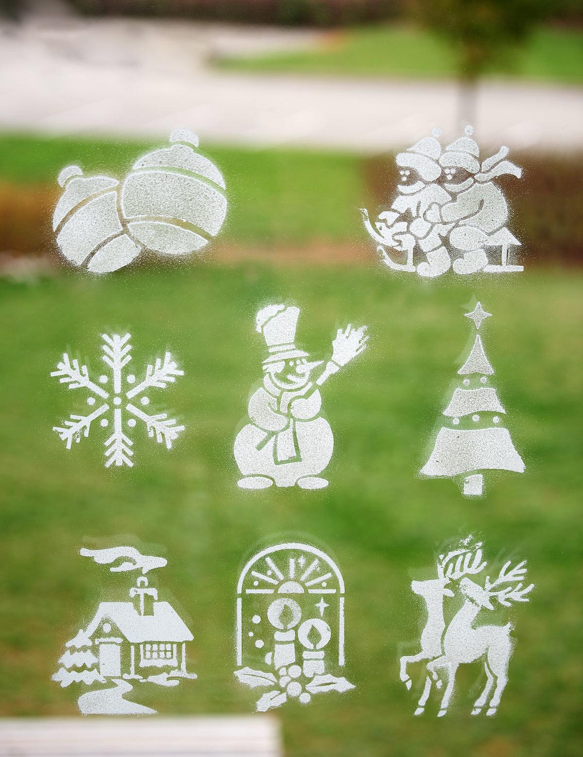 Détail des motifs sur vitre de la bombe de neige de Noël phosphorescente avec pochoirs