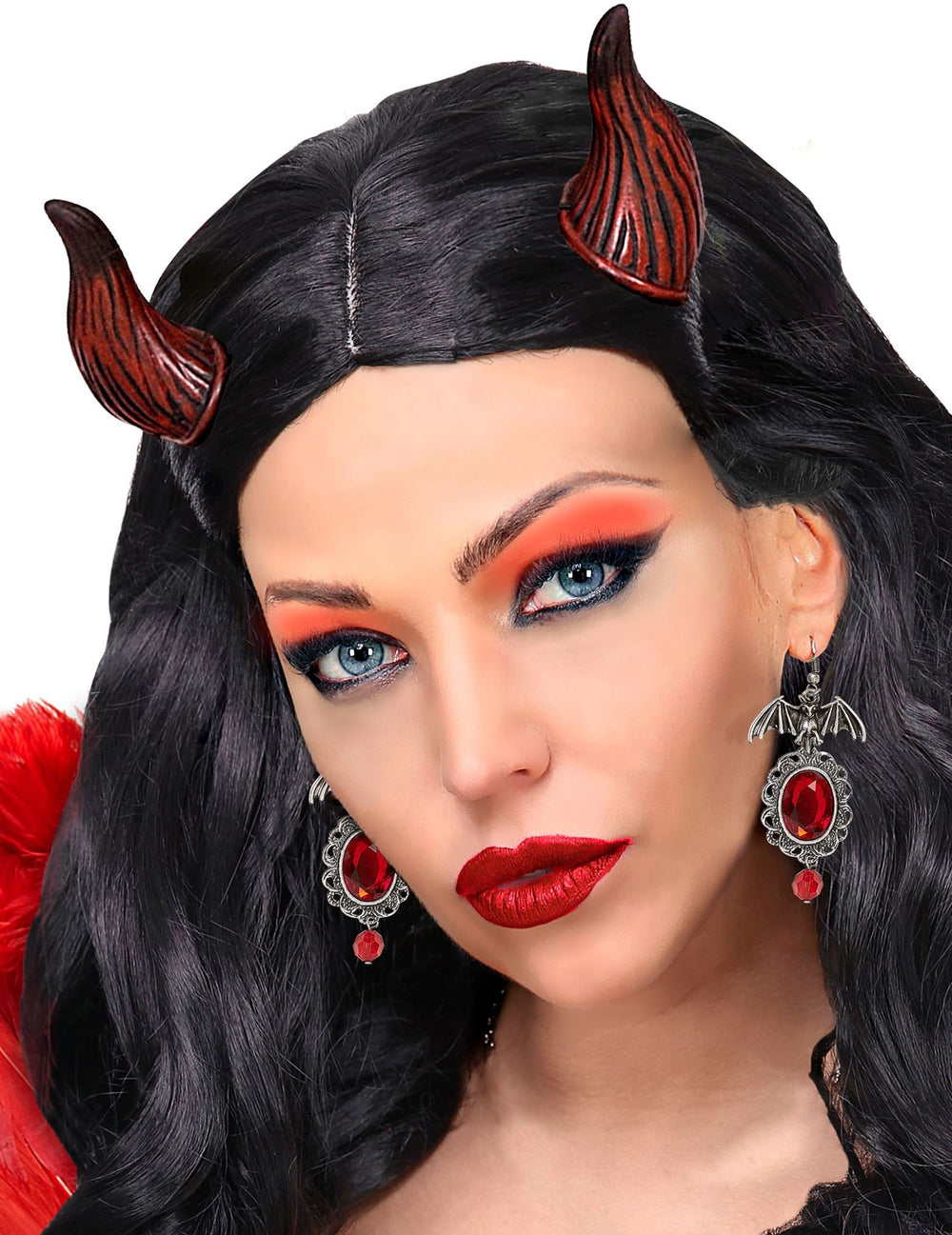 Gros plan porté des boucles d'oreilles chauve souris gothique