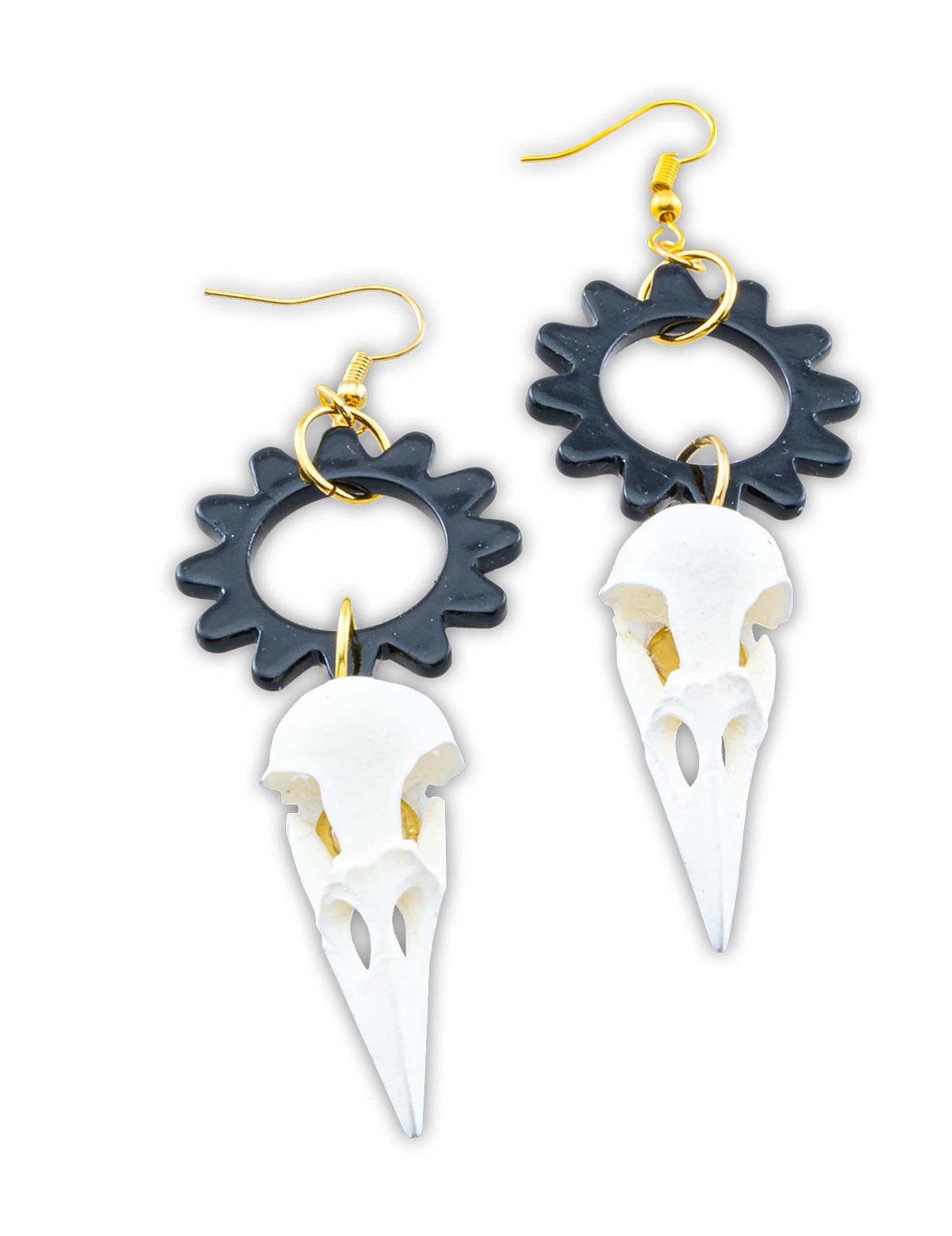 Détail des boucles d'oreilles crâne de corbeau