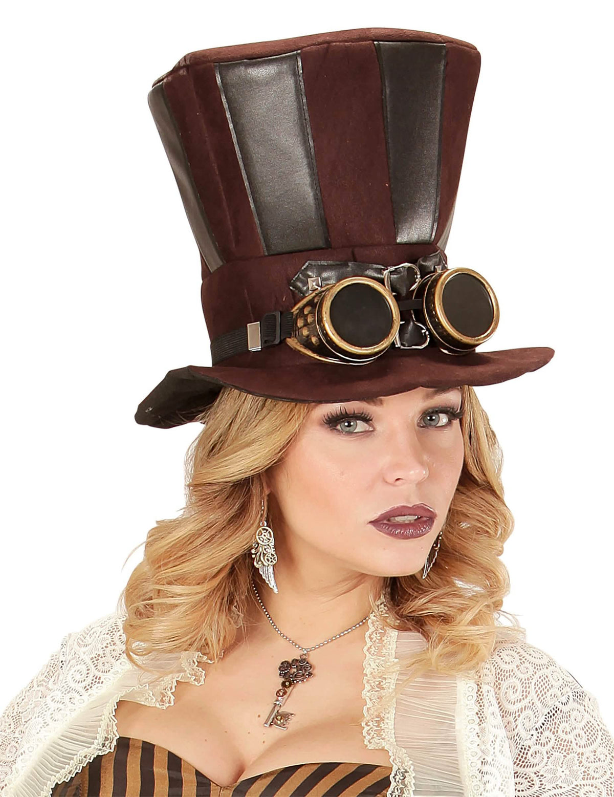 Detalhe das brincos engrenagens e penas steampunk para adulto