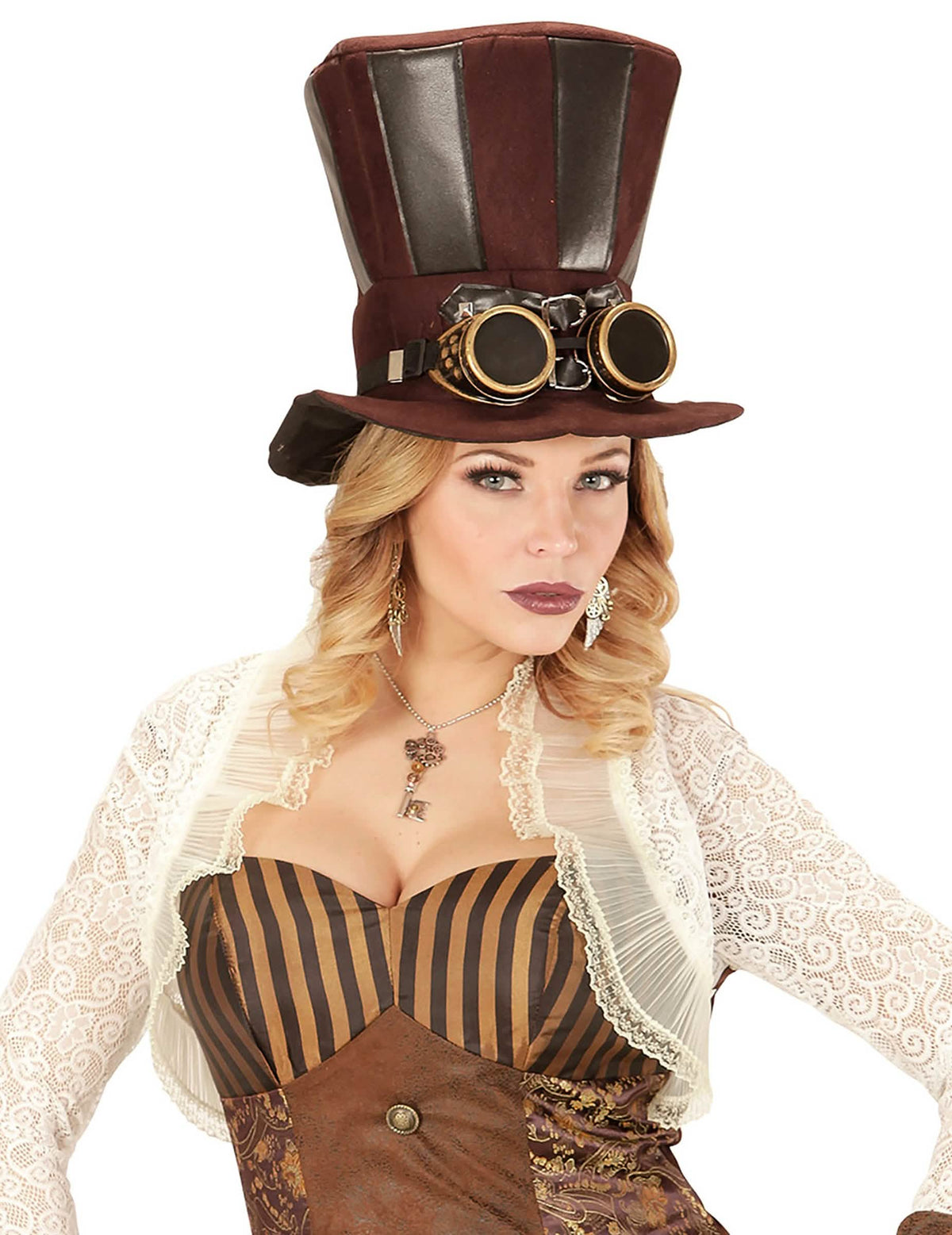 Retrato de frente dos brincos de engrenagens e penas steampunk para adulto