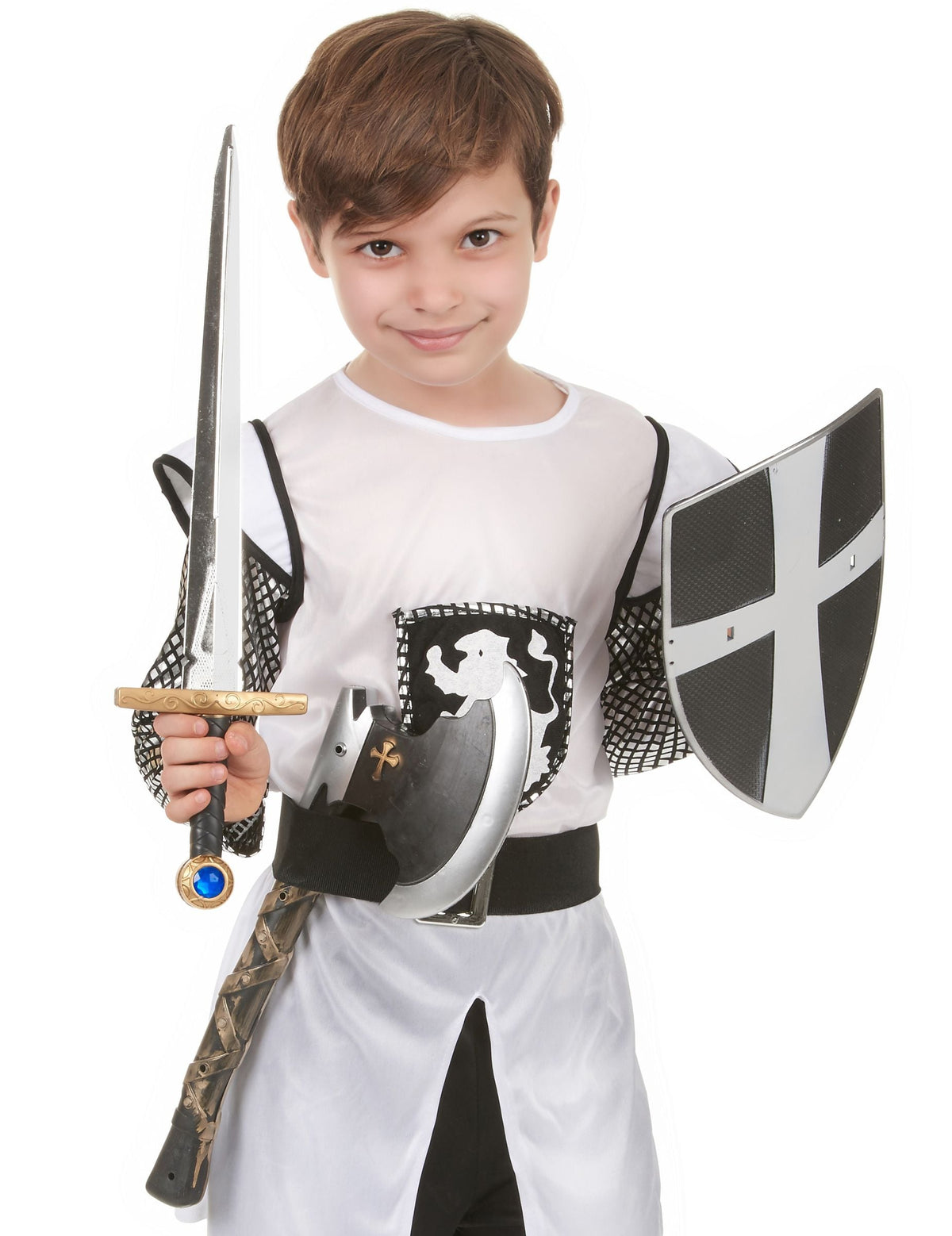 Détail des accessoires du bouclier épée et hache de chevalier médiéval