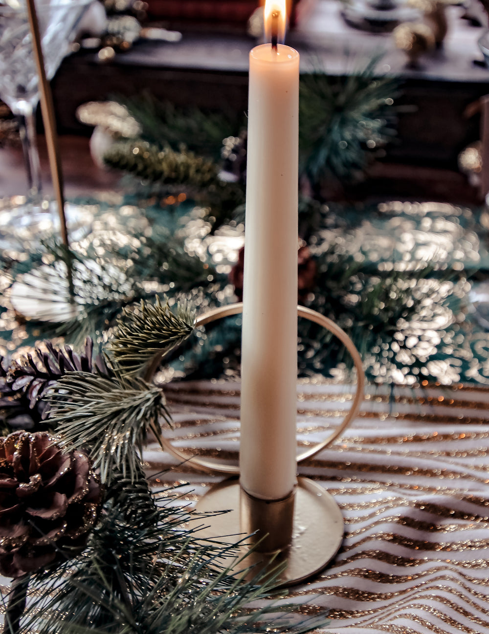 Mise en situation du bougeoir cercle en métal pour décoration de fête doré