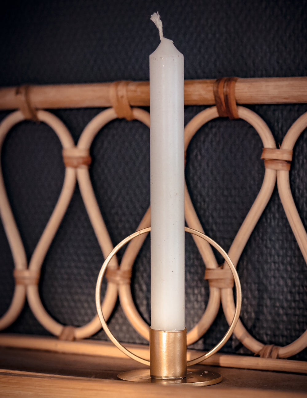 Détail du bougeoir cercle en métal pour décoration de fête doré