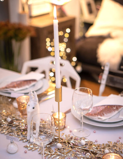 Mise en situation sur une table festive du bougeoir design sur pied pour table métal doré