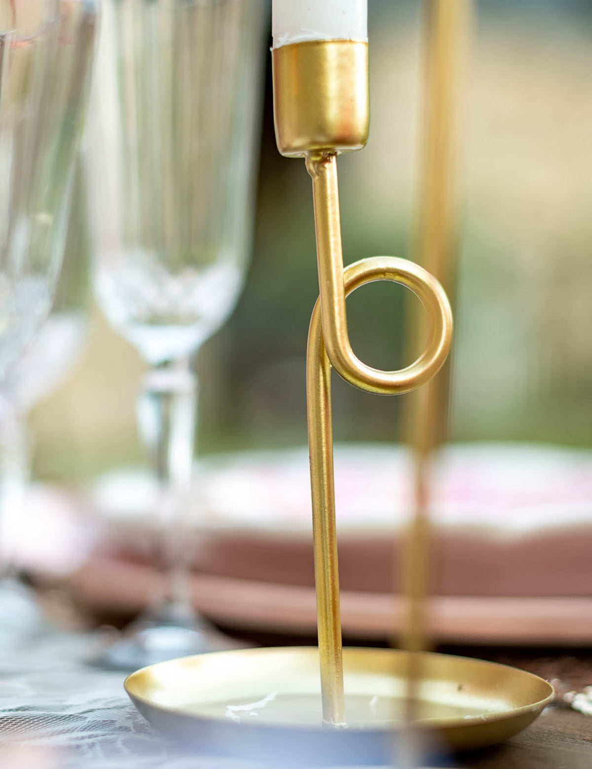Gros plan sur la boucle du bougeoir sur pied pour décoration de table laiton doré