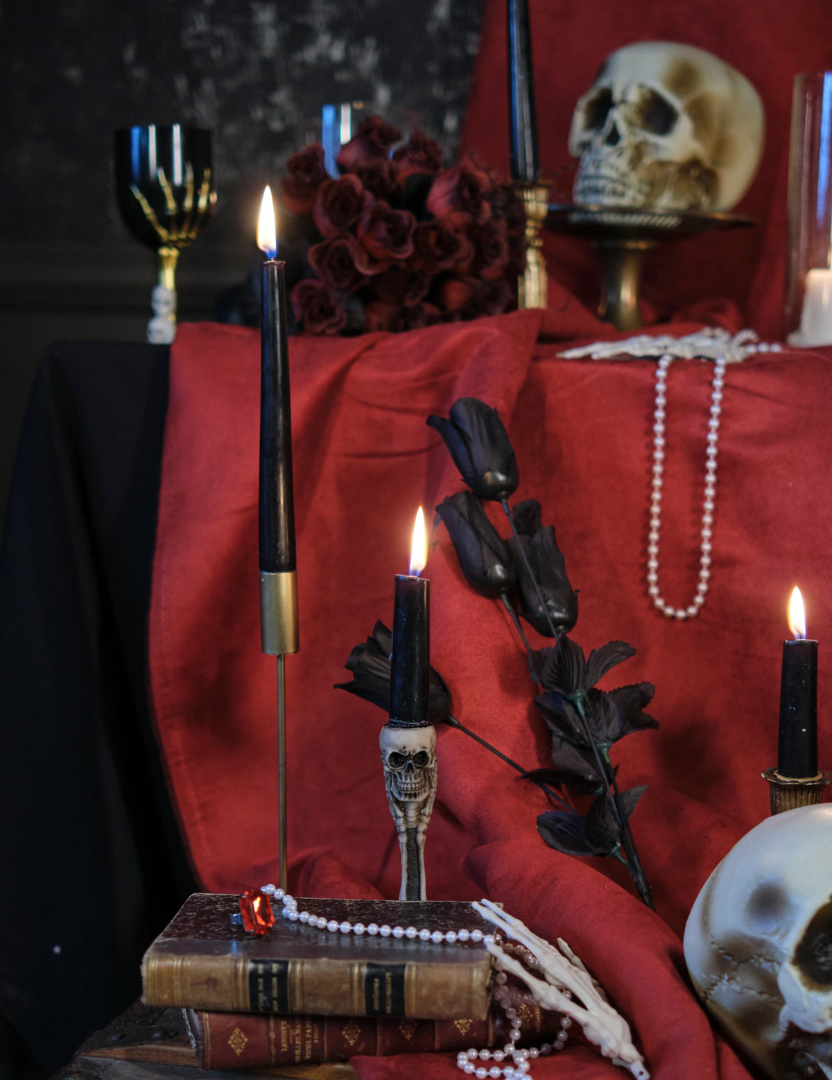 Mise en scène de table d'Halloween du bougeoir os et crânes