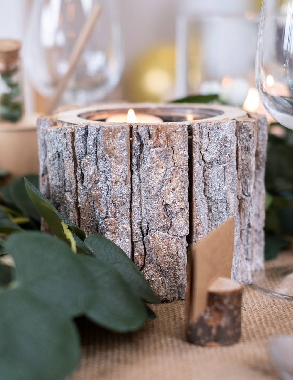 Vue sur table décorée du bougeoir rondin de bois pour décoration