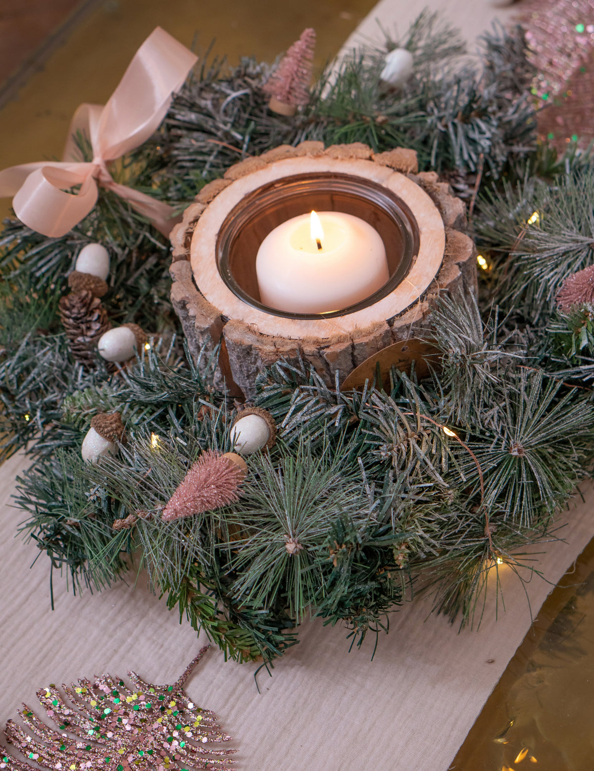 Centre de table avec couronne de sapin et ruban du bougeoir rondin de bois pour décoration