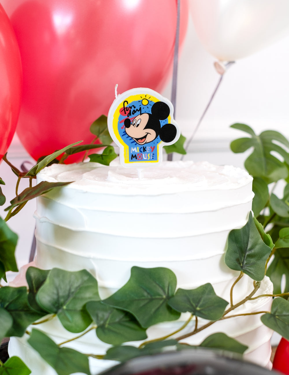 Mise en situation sur un gâteau de la bougie d'anniversaire Mickey