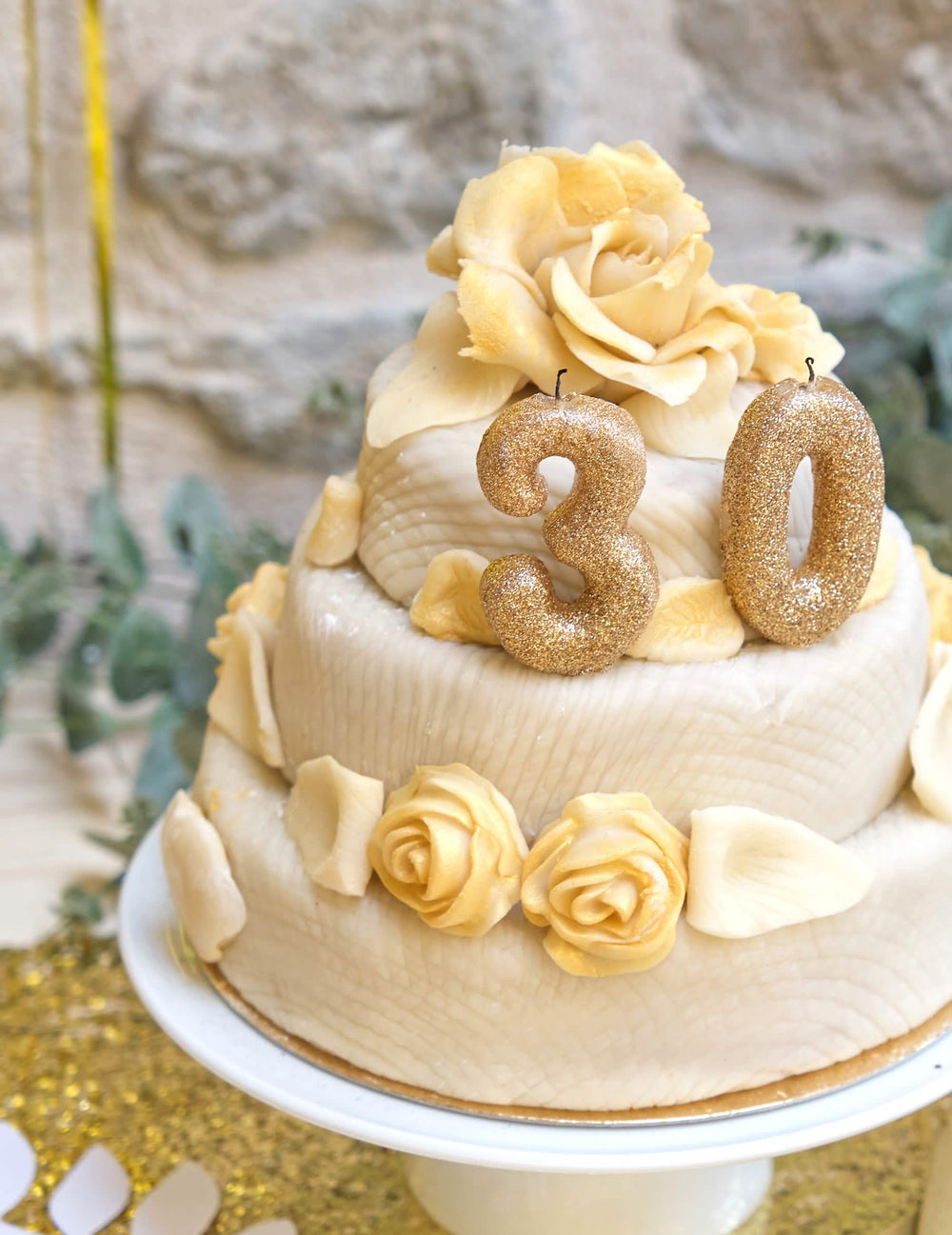 Cenas num bolo da vela número 3 para aniversário dourado com purpurina