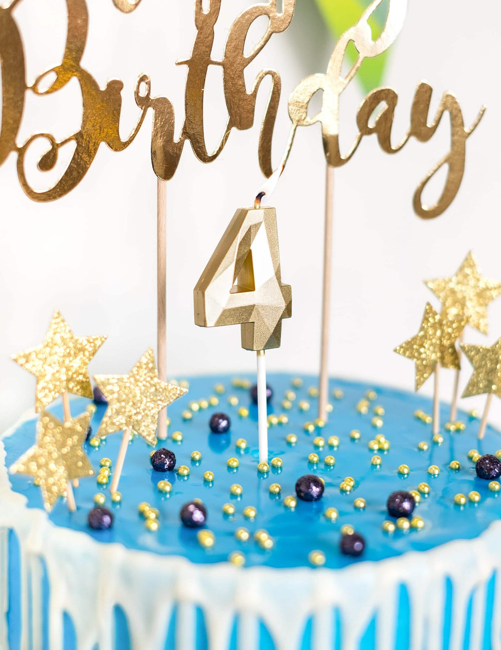 Detalhe do número 4 da vela em forma de número com efeito diamante para aniversário