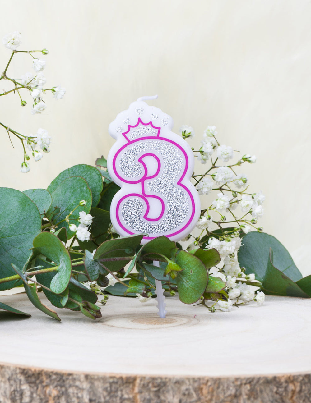 Mise en scène de la bougie d'anniversaire chiffre 3 princesse