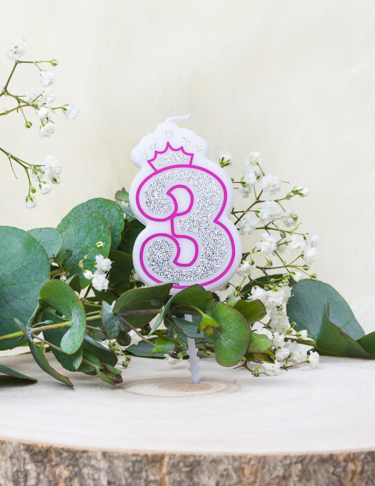 Mise en scène de la bougie d'anniversaire chiffre 3 princesse