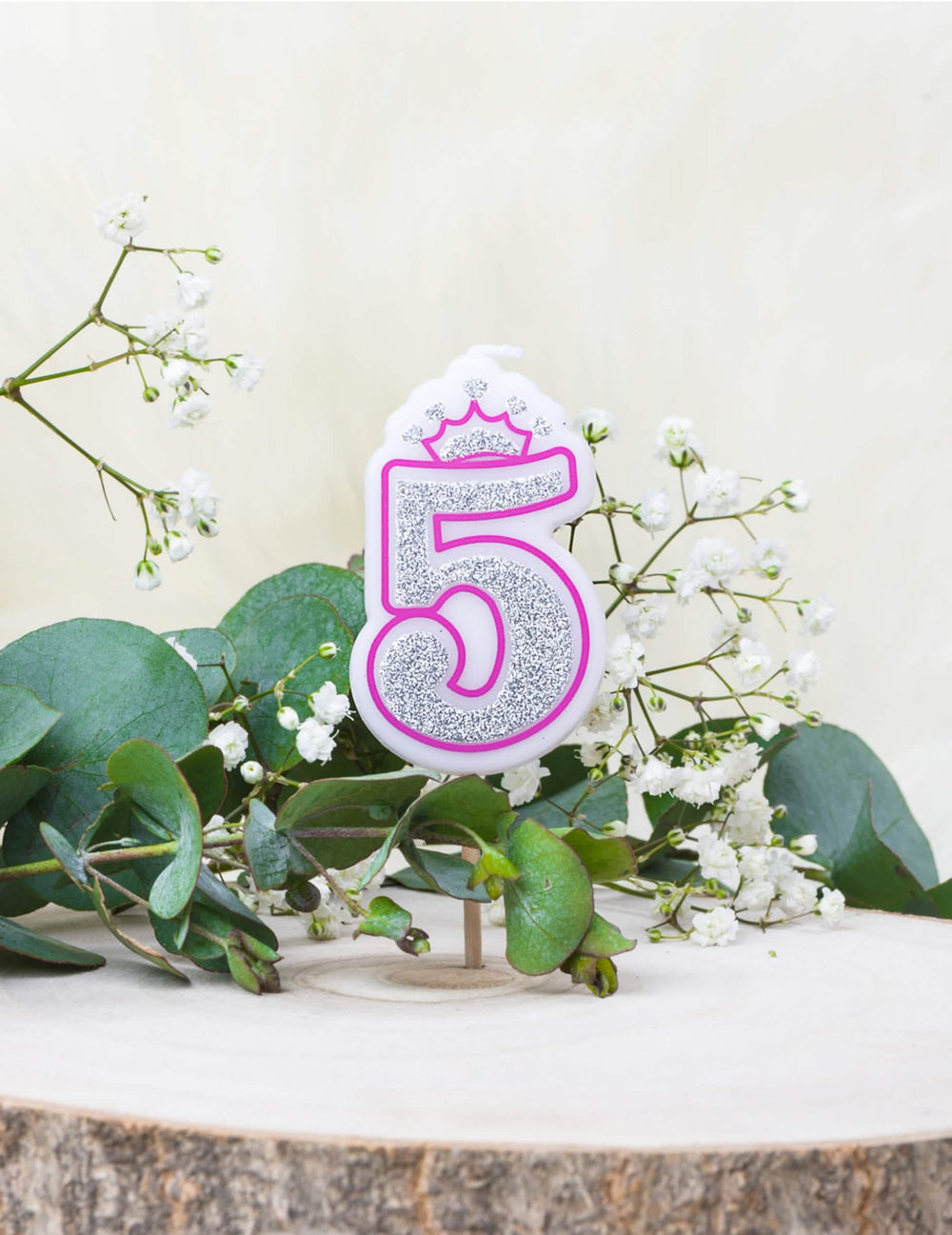 Encenação num cenário floral da vela de aniversário número 5 princesa