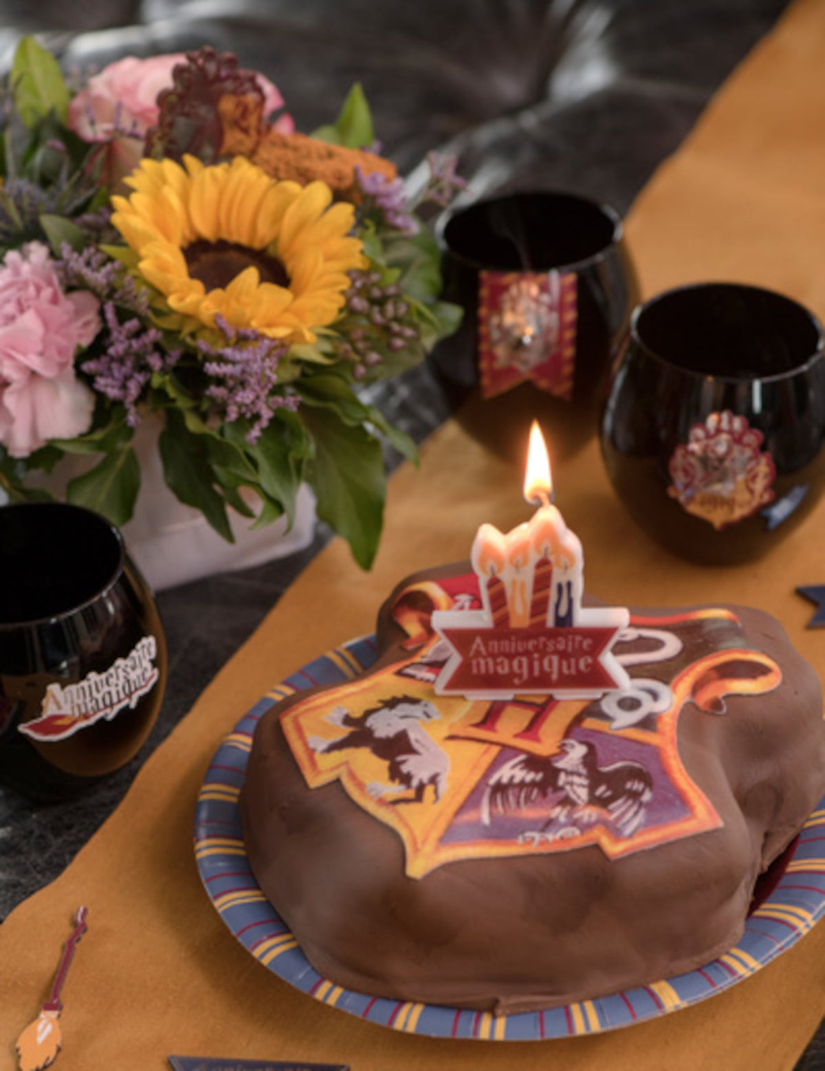 Mise en scène sur un gâteau de la Bougie d'anniversaire sorcier