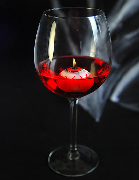 Mise en situation dans un verre de la bougie flottante oeil ensanglanté pour Halloween
