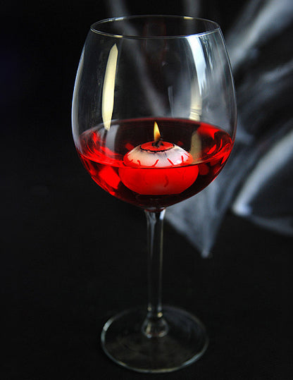 Mise en situation dans un verre de la bougie flottante oeil ensanglanté pour Halloween