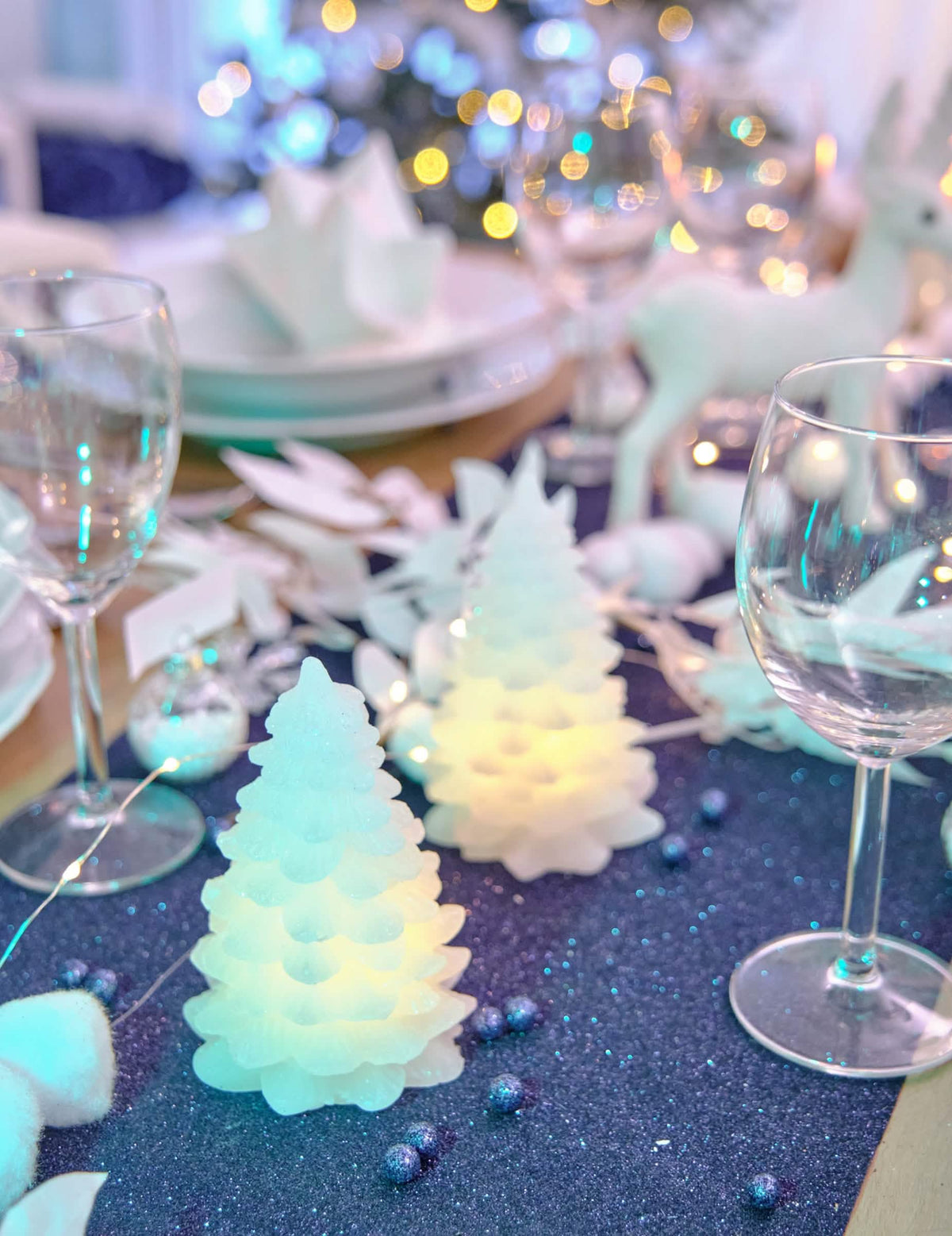Cenário de mesa festiva da vela luminosa em forma de árvore para decoração de natal