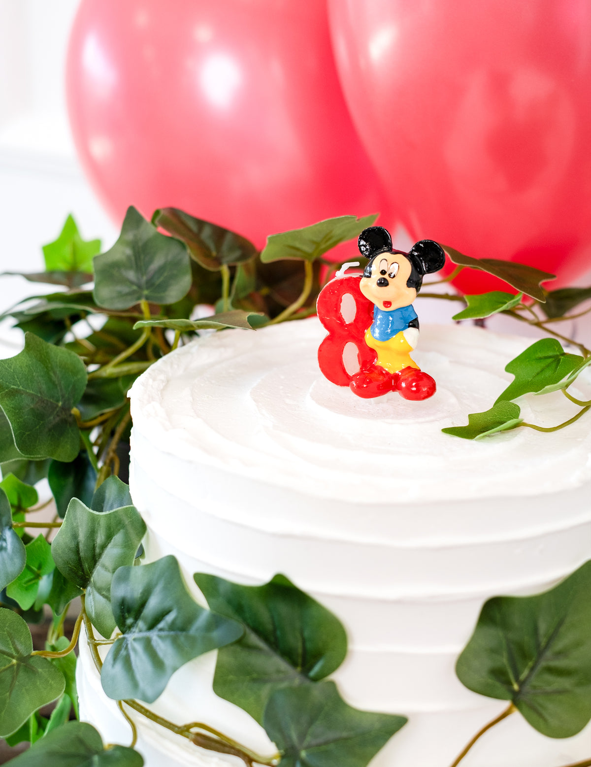 Mise en situation sur un gâteau de la bougie numéro 8 Mickey