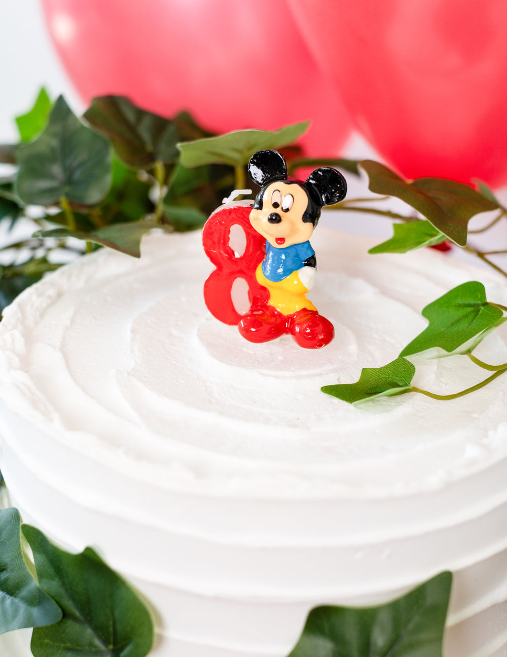 Gros plan sur le gâteau de la bougie numéro 8 Mickey