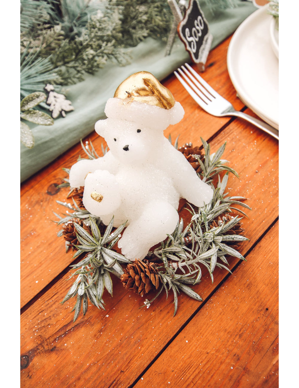 Mise en situation sur table de fête de la bougie ourson de noël