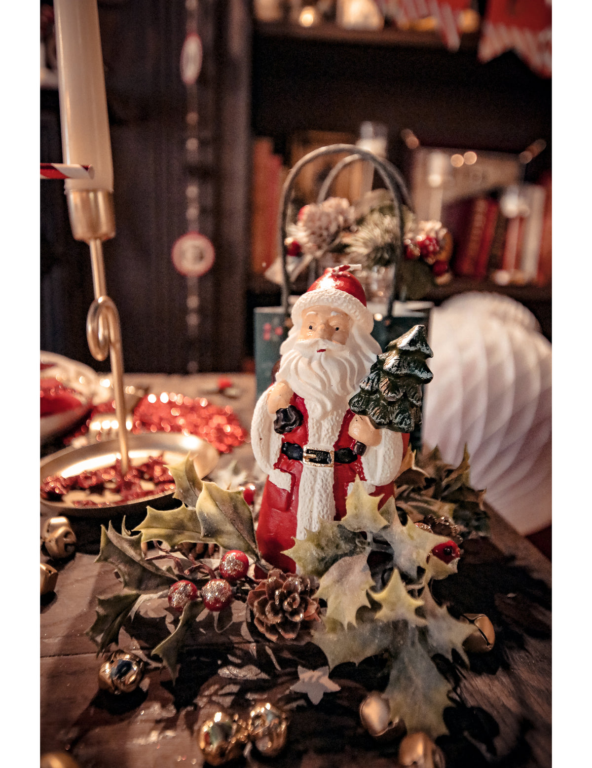 Mise en scène festive de la bougie Père Noël avec sapin et hotte