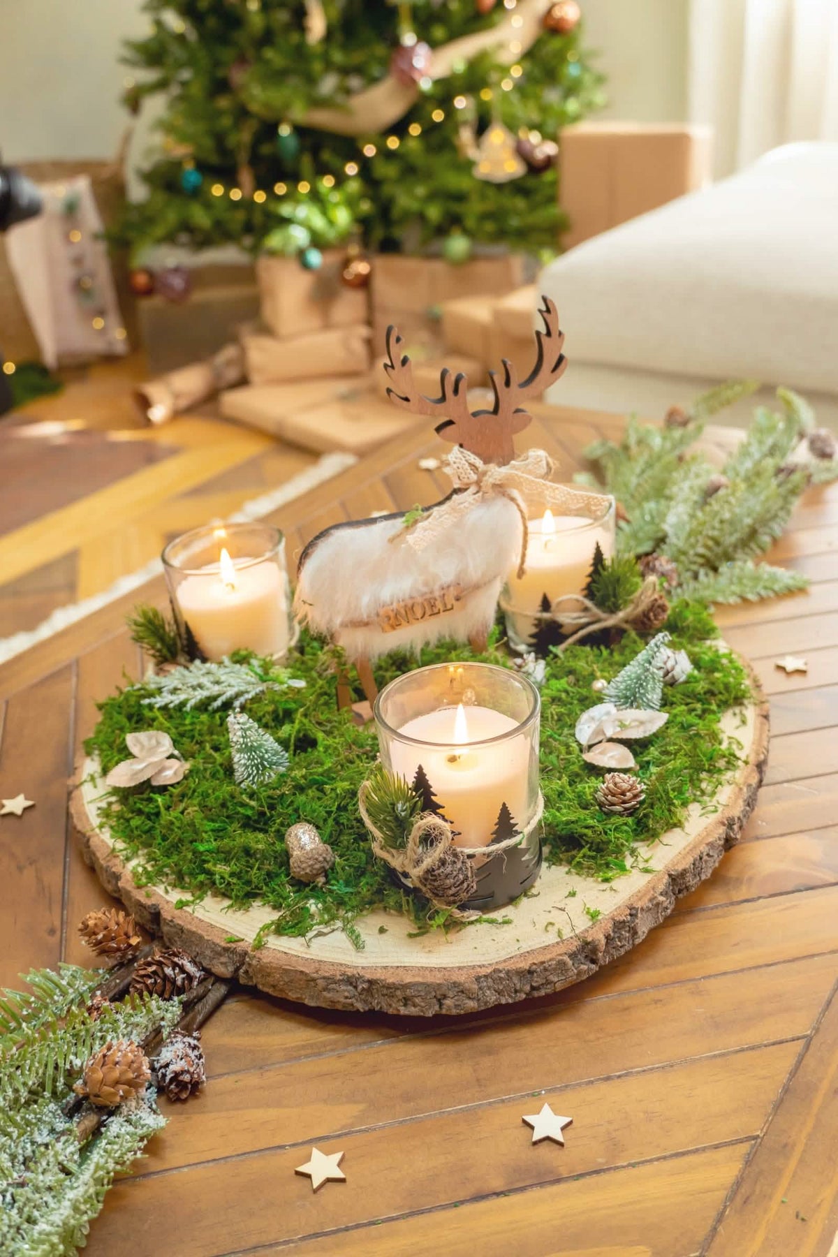 Encenação sobre o centro de mesa da vela em forma de pinheiro e pinha para decoração