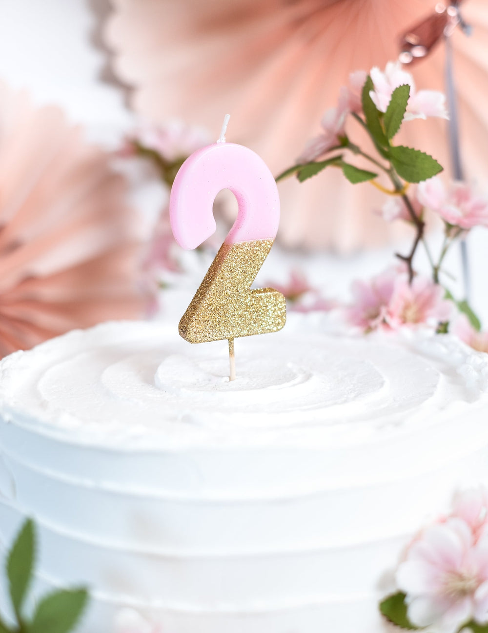 Gros plan sur le gâteau décoré de la bougie sur pique chiffre 2 pour gâteau