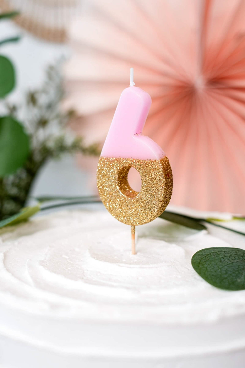Grande plano da vela em espeto número 6 para bolo cor de rosa e dourado com brilho