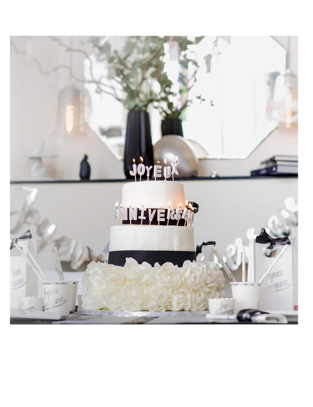 Decoração para um bolo com velas de parabéns para festa prateado metalizado com palitos