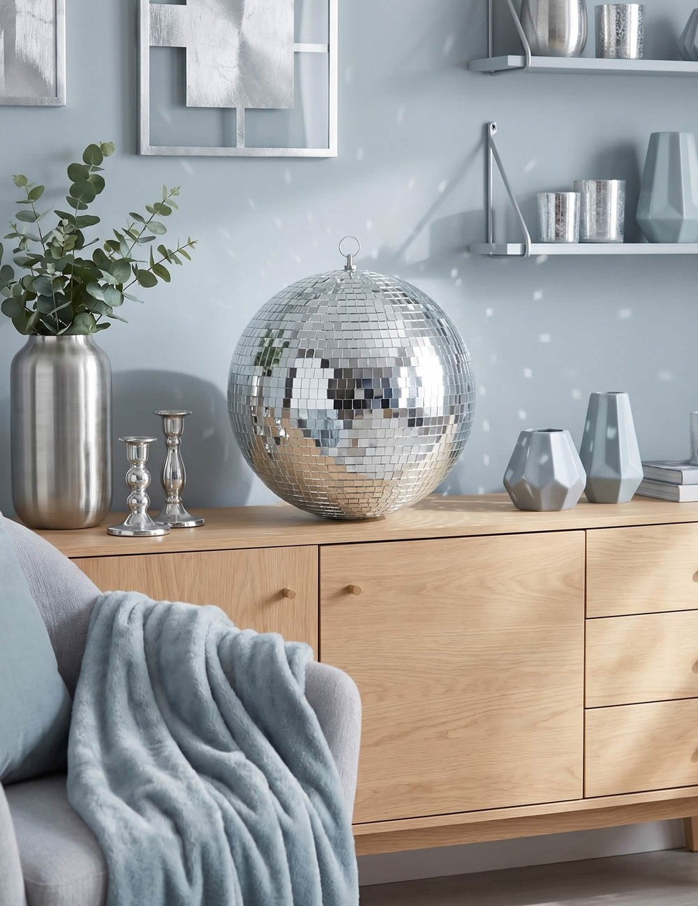 Encenação numa sala de estar com bola de espelhos disco para decoração prateada